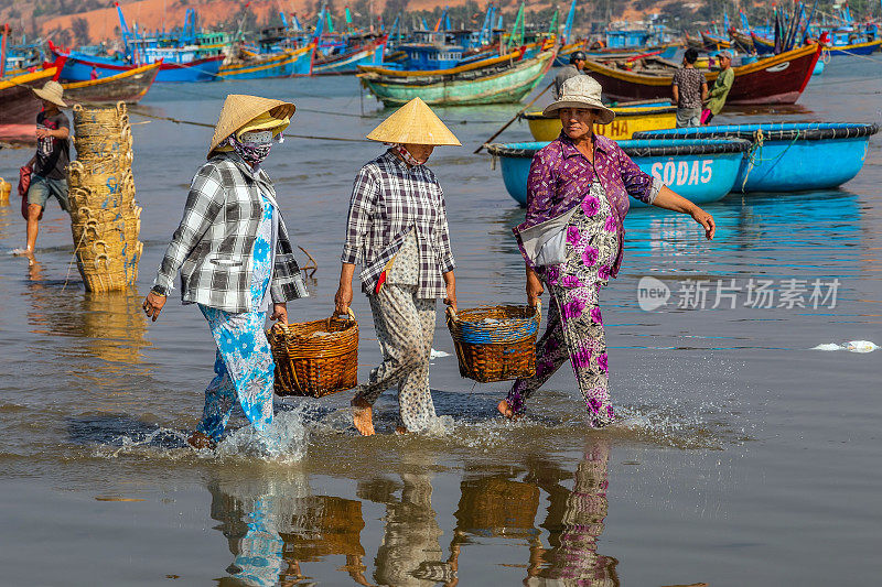 人们在越南的PHAN THIET村捕鱼。